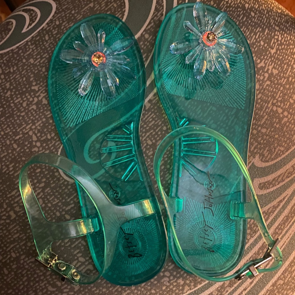 Stylish Green Sandals with Floral Accent